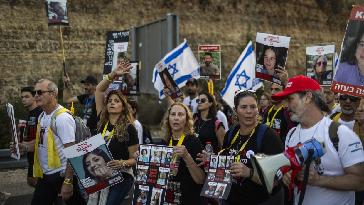 Marsch für die Geiseln: Freunde und Familien demonstrieren mit einem Fußmarsch von Tel Aviv nach Jerusalem für die Freilassung der Geiseln der Hamas.