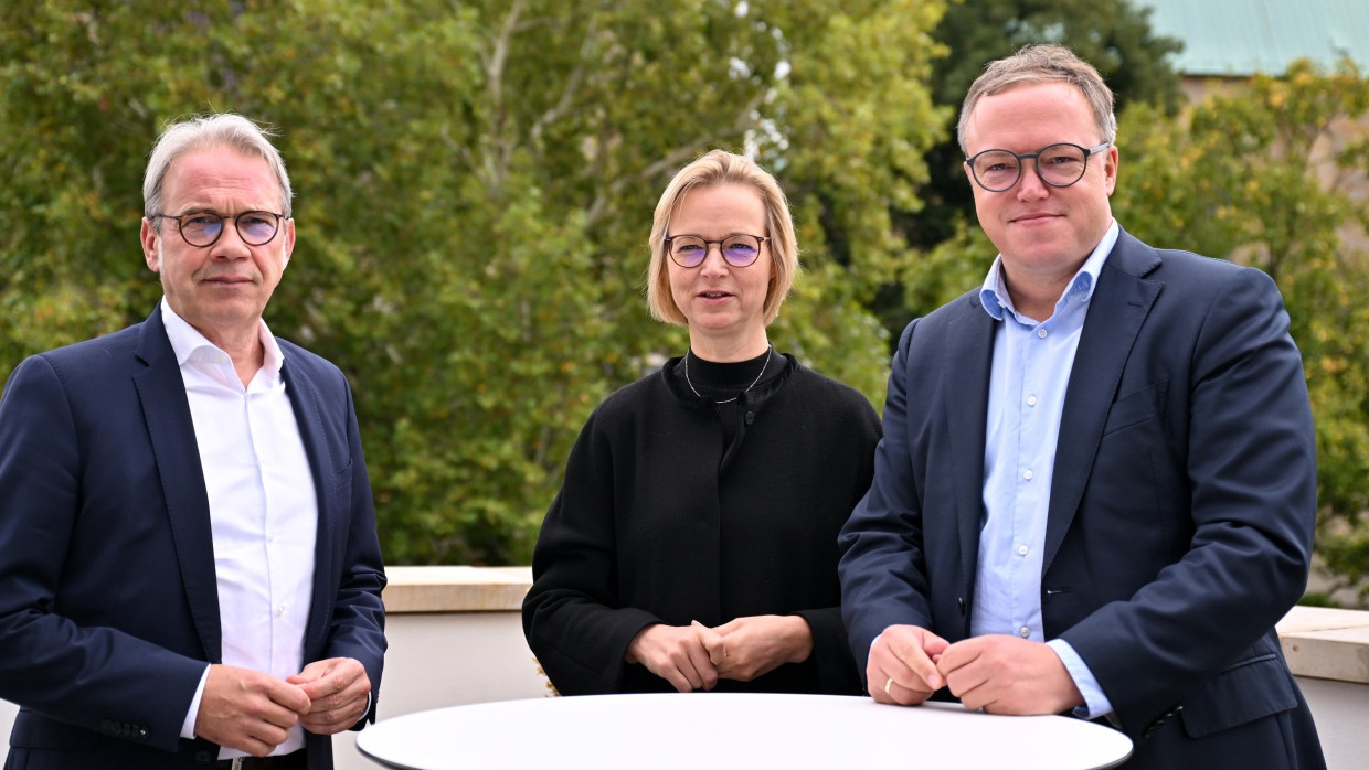 Georg Maier (links), Thüringer SPD-Parteichef und geschäftsführender Innenminister, Katja Wolf, BSW-Fraktionschefin, und Mario Voigt, CDU-Fraktionschef und künftiger Ministerpräsident, nach den Sondierungsgesprächen zwischen CDU, BSW und SPD in der Erfurter Innenstadt.