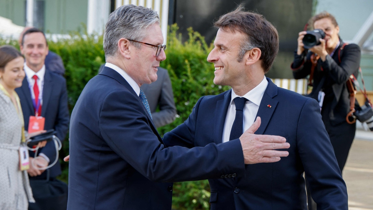 Keir Starmer und der französische Präsidenten Emmanuel Macron auf dem Gipfeltreffem der Europäischen Politsichen Gemeinschaft