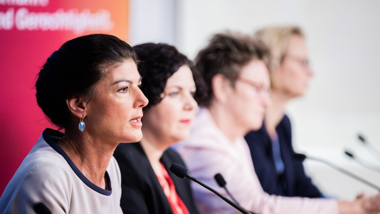 Parteivorsitzende des Bündnis Sahra Wagenknecht (l, BSW) zusammen mit der Parteivorsitzenden Amira Mohamed Ali (2. v.l.) auf einer Pressekonferenz in Thüringen