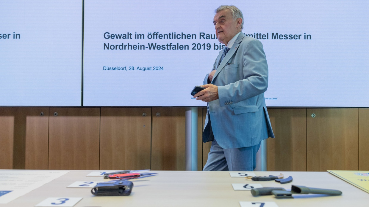 Innenminister von Nordrhein-Westfalen, Herbert Reul (CDU) stellte am Mittwoch in Düsseldorf Maßnahmen gegen Messergewalt vor.