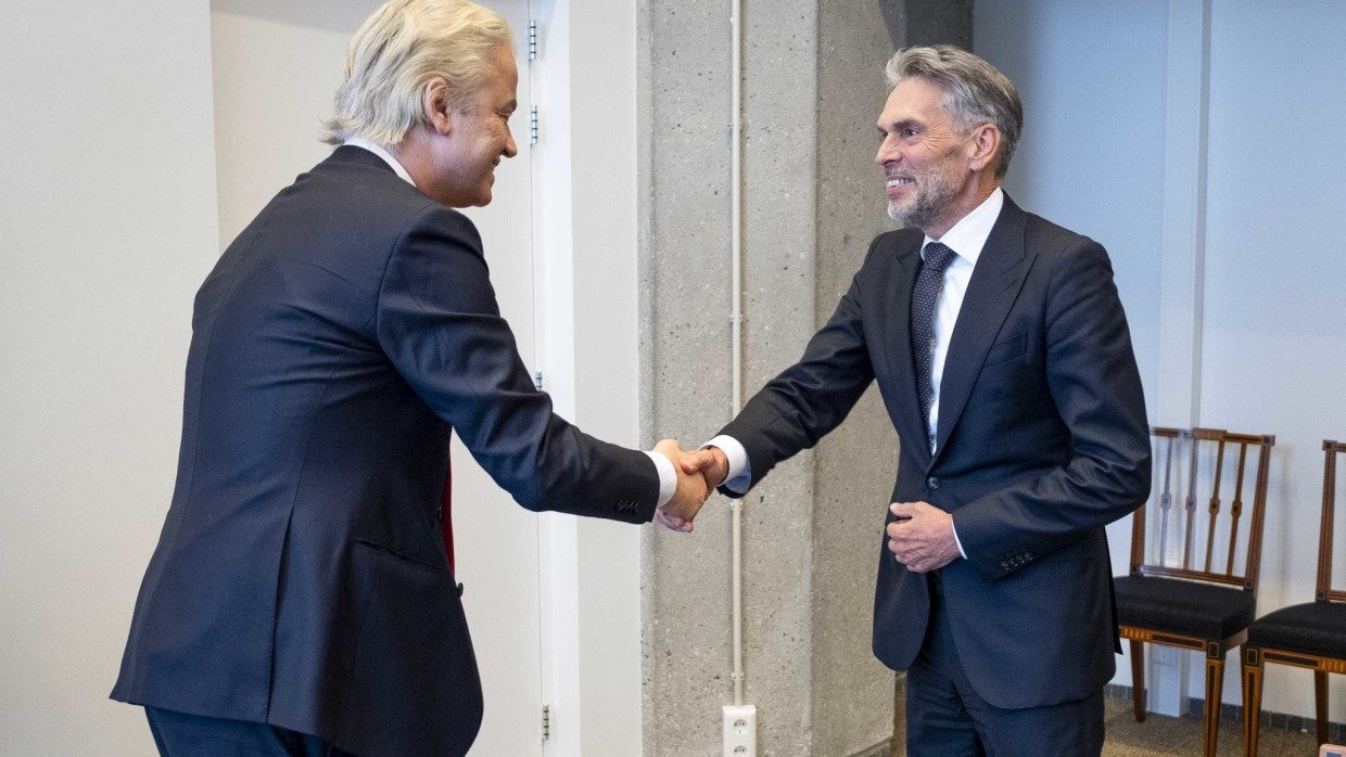 Dick Schoof (rechts) begrüßt Geert Wilders, den Fraktionsvorsitzenden der Partei für die Freiheit (PVV).