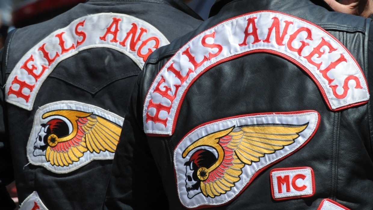 Die Rückseite der Westen von zwei Hells-Angels-Mitgliedern.