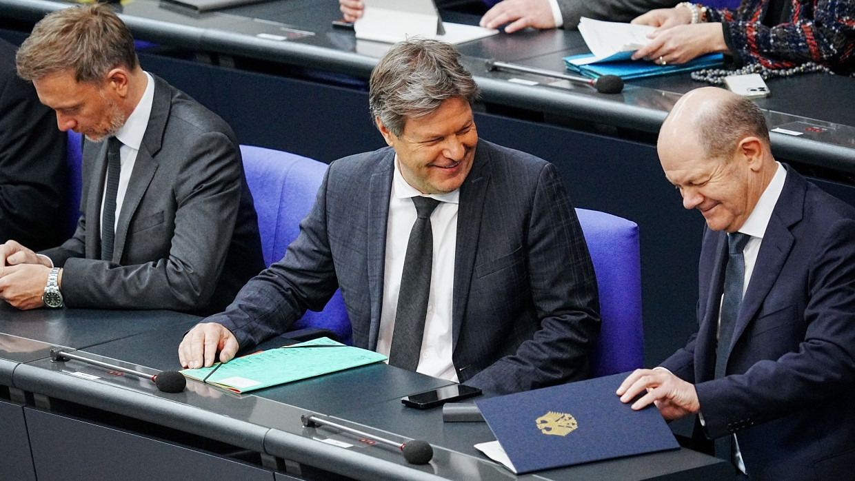 Noch mit guter Laune: Bundeskanzler Scholz, Wirtschaftsminister Habeck und Finanzminister Lindner (v.r.n.l.) im Bundestag