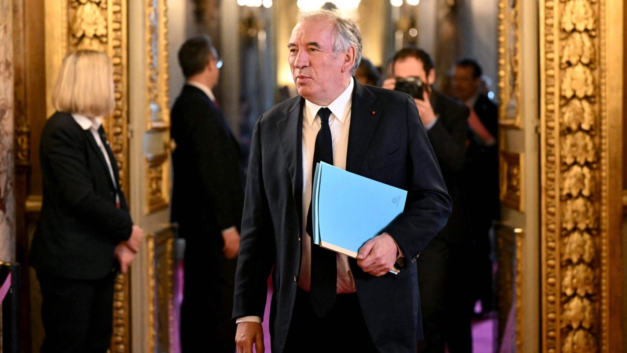 Der französische Premierminister Francois Bayrou hat die Tür zu Verhandlungen über Macrons Rentenreform geöffnet und hofft nun auf sein politisches Überleben.