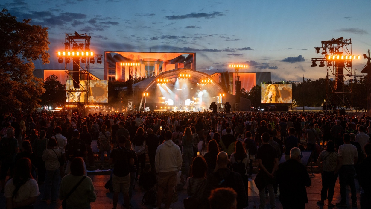 Vanessa Mai gibt zum Abschluss des „Demokratiefests“ im Berliner Regierungsviertel am 23. Mai 2024 ein Konzert.