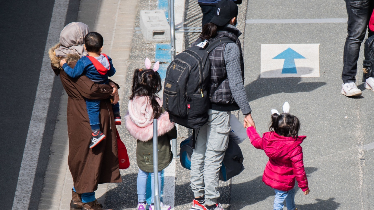 Flüchtlinge, die aus griechischen Flüchtlingslagern mit erbärmlichen Zuständen geholt wurden, kommen am Flughafen Hannover an. (Archivbild)