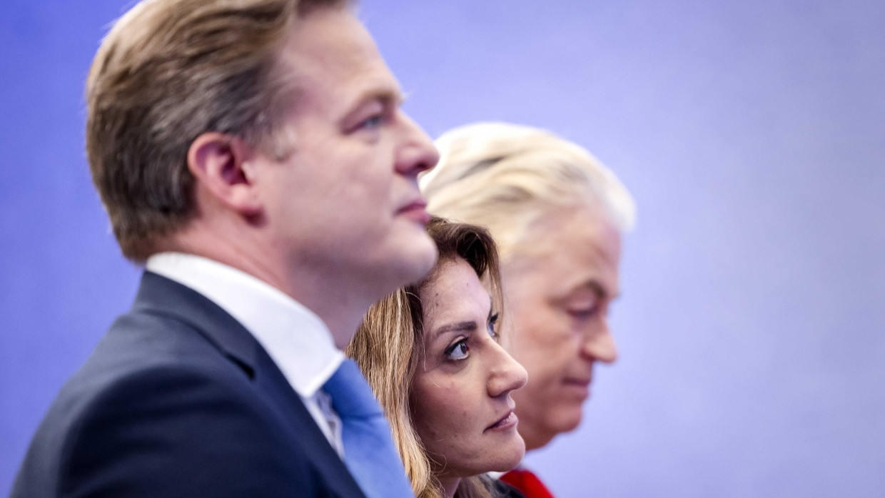 Geert Wilders (hinten) mit seinen neune Koalitionspartnern Pieter Omtzigt (NSC) und Dilan Yesilgoz (PVV)