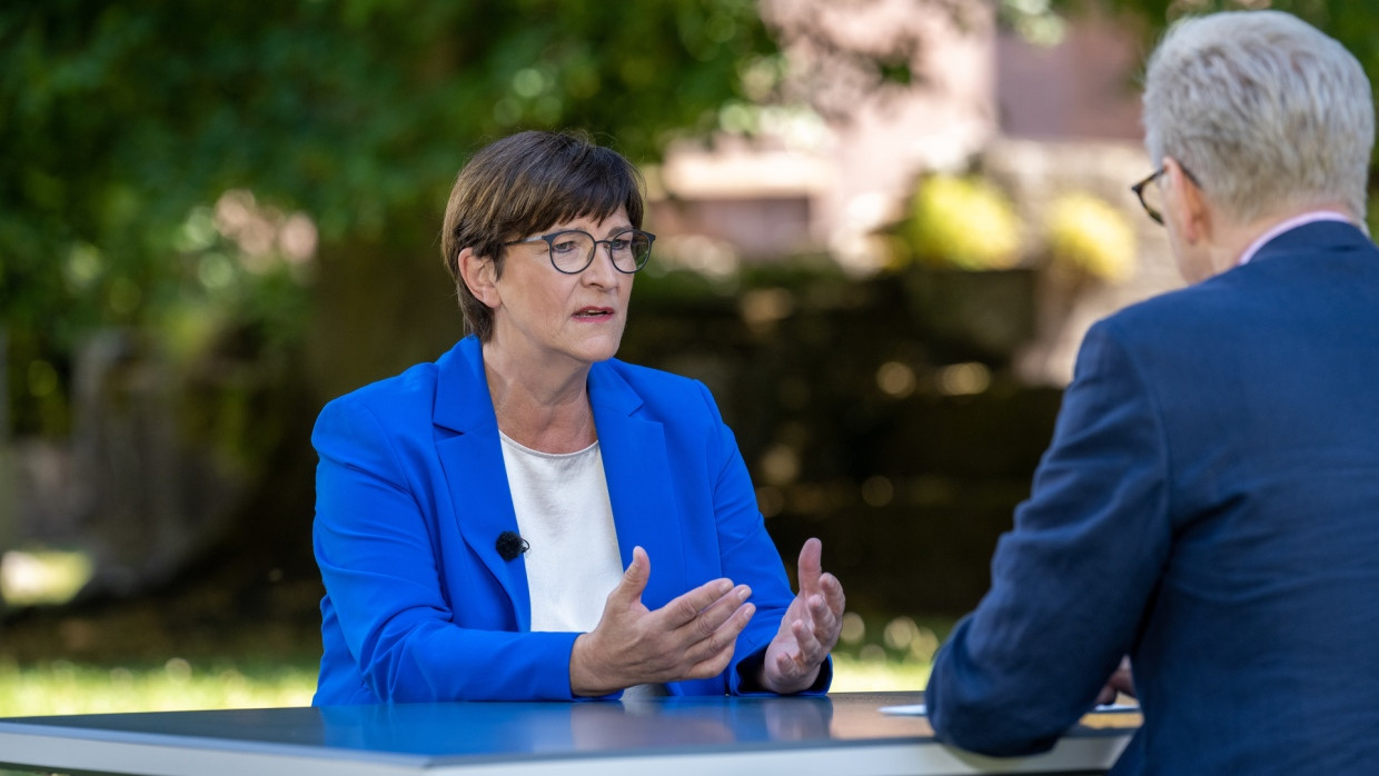 ZDF-Moderator Theo Koll im Gespräch mit der SPD-Vorsitzenden Saskia Esken bei der Aufzeichnung des Sommerinterviews der Sendung „Berlin direkt" im Kloster Hirsau.