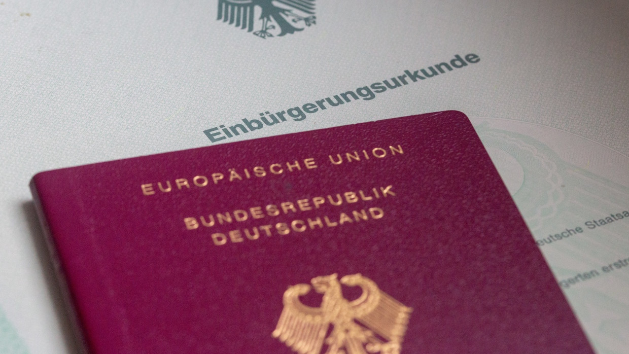 An Voraussetzungen gebunden: Einbürgerungsurkunde und deutscher Pass.