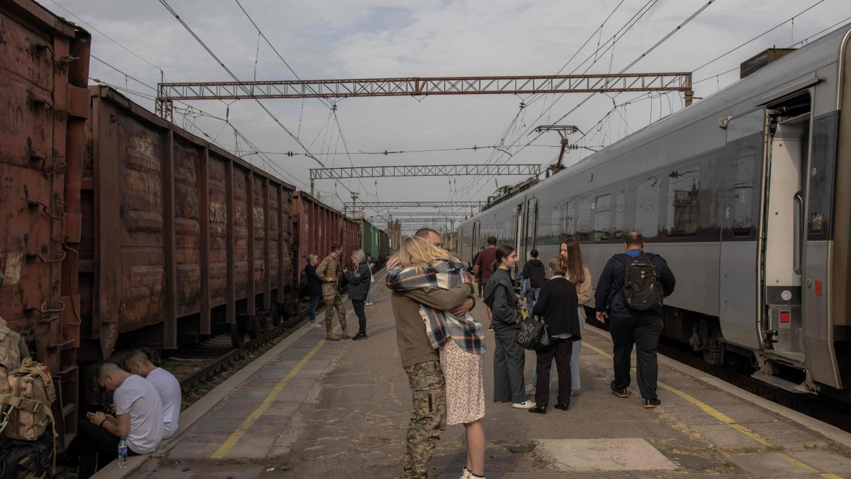 Kramatorsk, Donezk: Ein ukrainischer Soldat umarmt seine Partnerin.