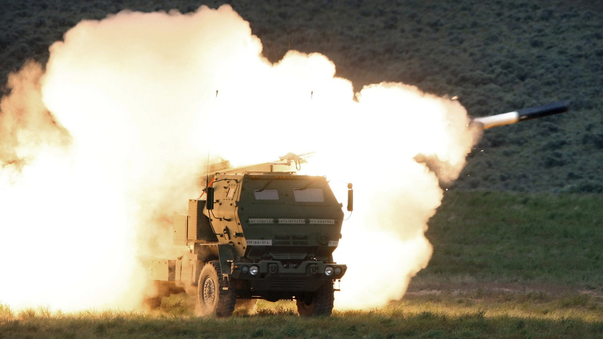 Ein Mehrfachraketenwerfer HIMARS während eines Kampftrainings in der Hochwüste des Yakima Training Center in Washington. (Symbolbild)