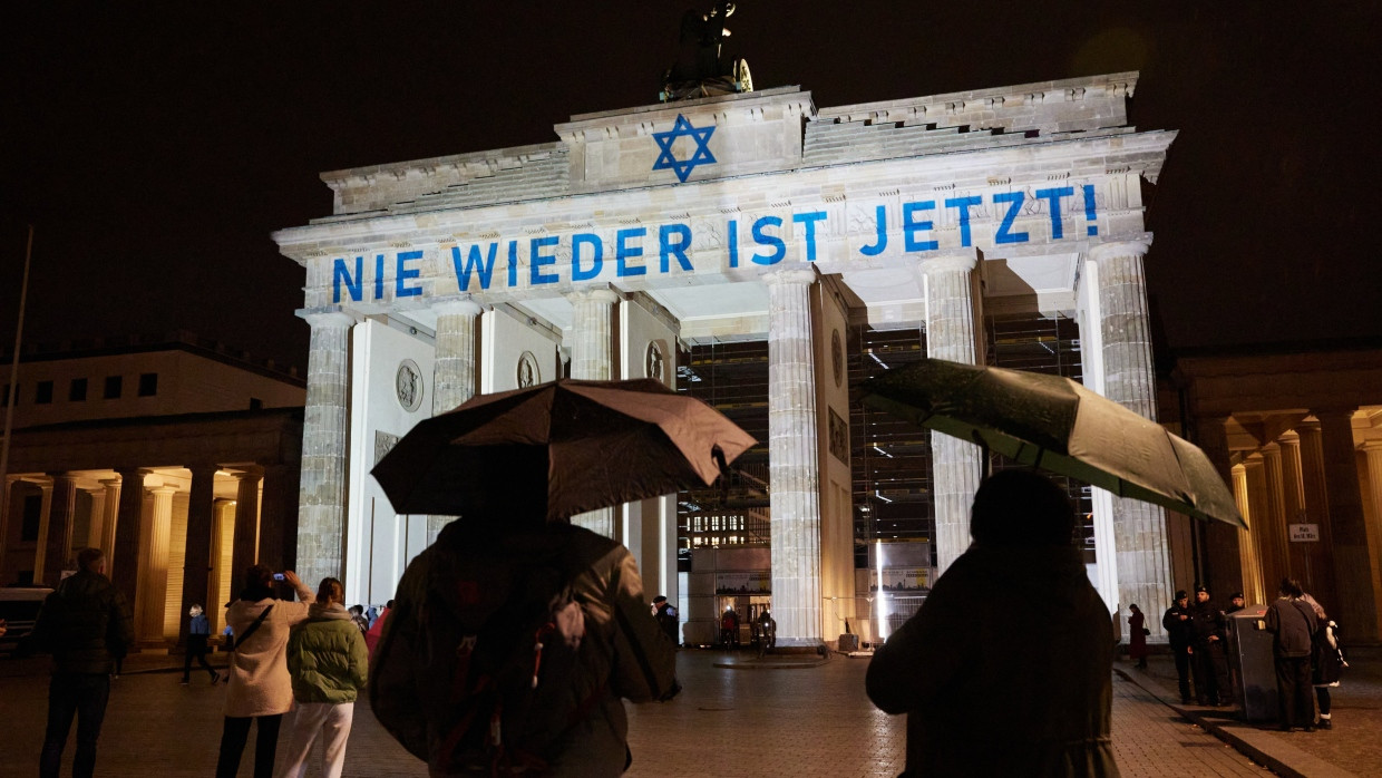 „Nie wieder ist jetzt“ stand als Projektion auf dem Brandenburger Tor am 9. November des vergangenen Jahres, dem Jahrestag der Progromnacht. Doch Gegner der geplanten Antisemitismus-Resolution des Bundestags arbeiten mit Geraune und Unwahrheiten.