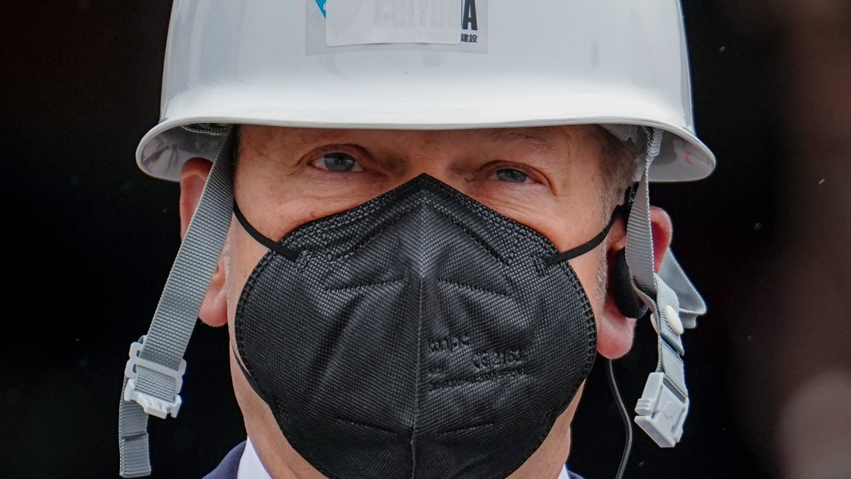 Bundeskanzler Olaf Scholz beim Besuch der Wasserstoffanlage der Chiyoda Corporation in Tokio, am 29. April.