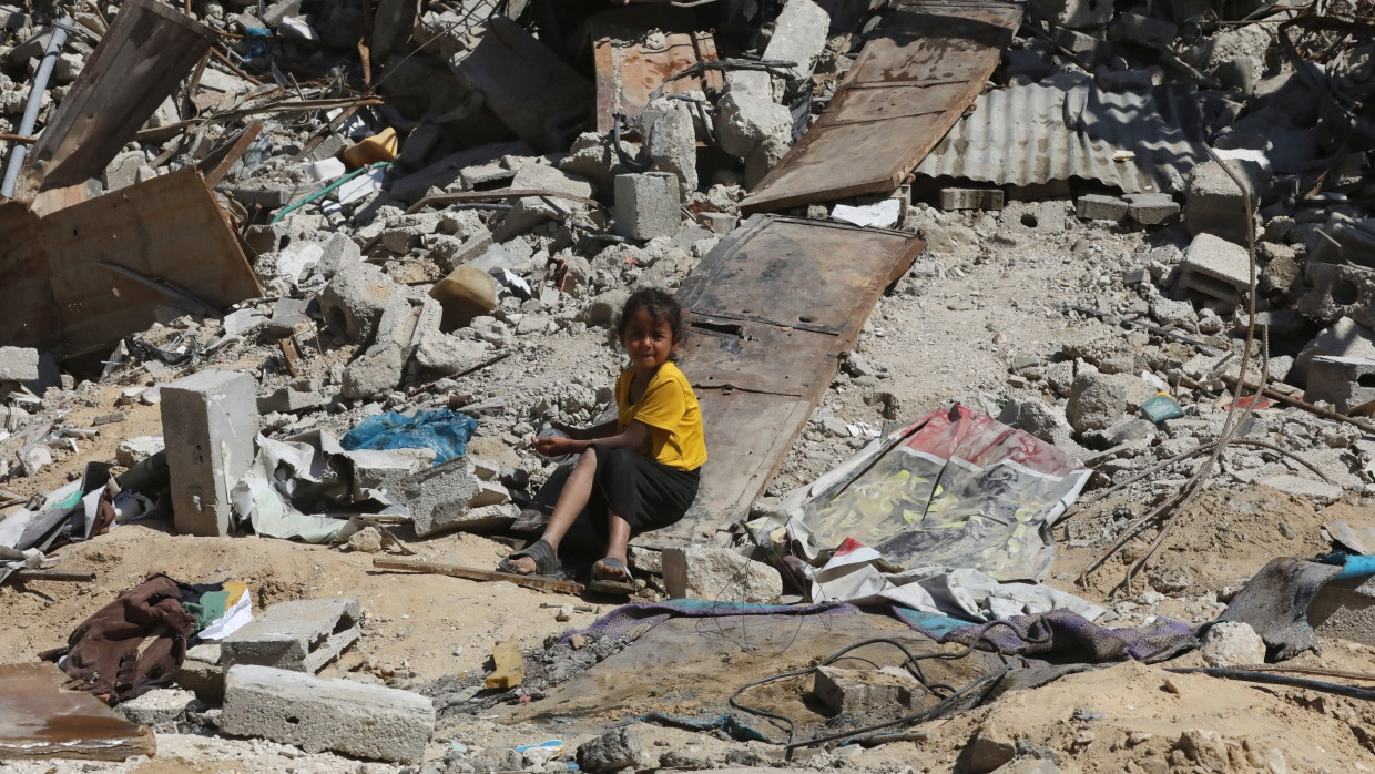 Ein vertriebenes palästinensisches Kind sitzt vergangenen Dienstag vor Trümmern in Khan Yunis im Gazastreifen.