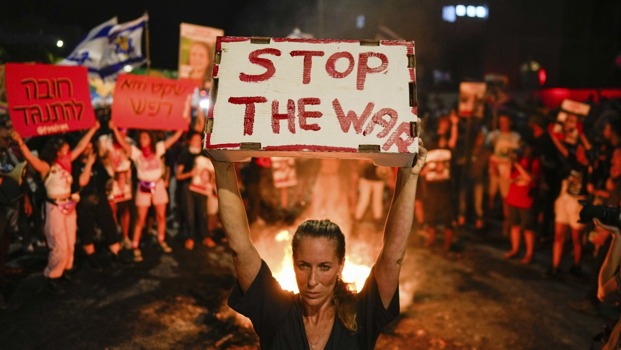 Demonstranten in Tel Aviv fordern von Israels Ministerpräsident Netanjahu ein Einlenken, um die von der Hamas gefangenen Geiseln freizubekommen.