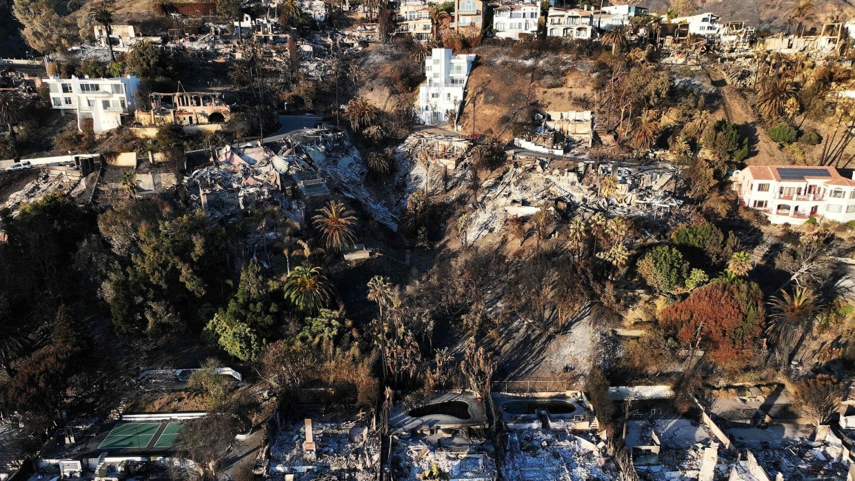 Eine Luftanaufnahme zeigt vom Palisades Fire zerstörte Häuser.