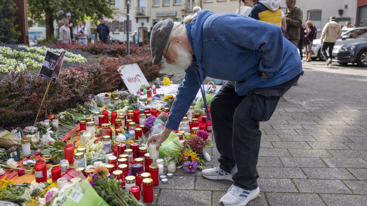 Philipp Müller, Hauptorganisator der Jubiläums-Feier von Solingen, stellt im Gedenken an die Opfer eine Kerze auf, 25.8.2024.