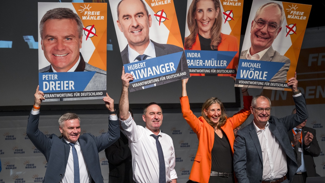 Die Direktkandidaten der Freien Wähler für die Bundestagswahl halten ihre Wahlplakate in die Luft, 16.11.24.