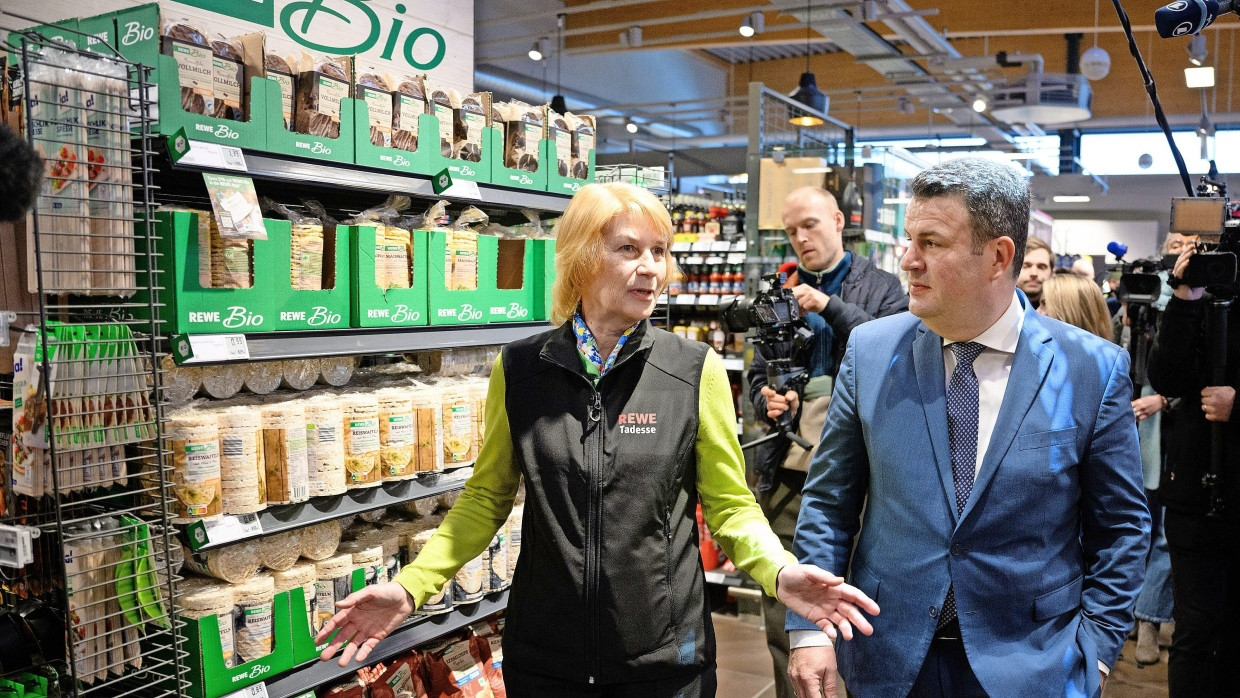 Olena Antonova ist aus der Ukraine geflüchtet und hat jetzt einen Job bei Rewe. Hier spricht sie mit Arbeitsminister Hubertus Heil.