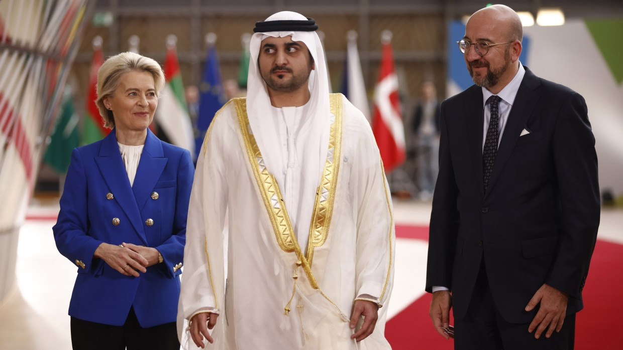 Charles Michel (r), Präsident des Europäischen Rates, und Ursula von der Leyen (l), Präsidentin der Europäischen Kommission, begrüßen Scheich Maktoum Bin Mohammed Bin Rashid Al Maktoum in Brüssel