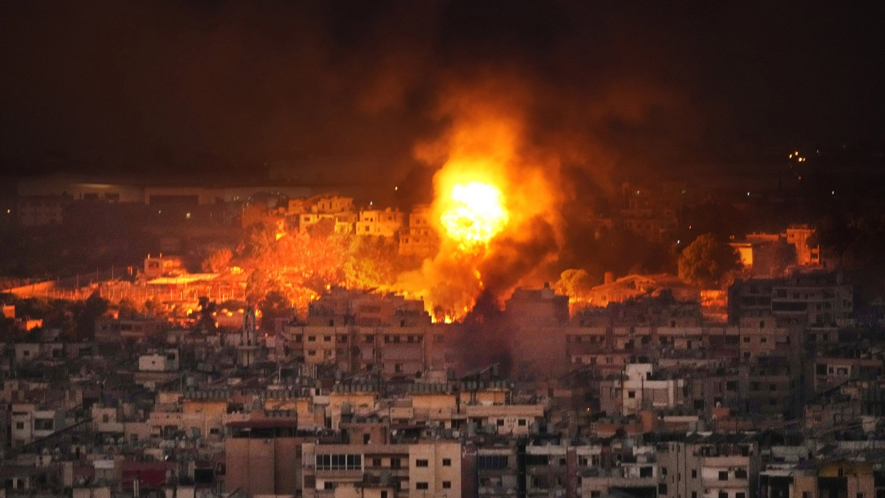 Rauch steigt auf nach israelischen Luftangriffen in den südlichen Vororten von Beirut.