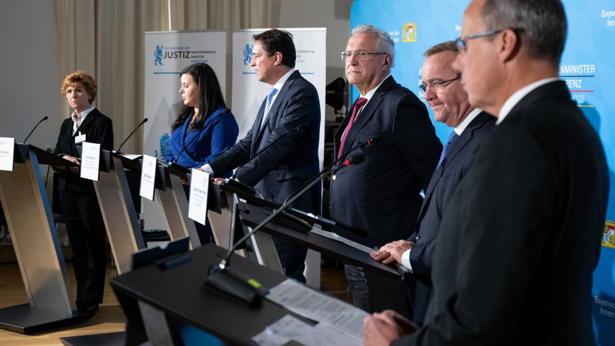 Wie umgehen mit dem EuGH-Urteil zur Vorratsdatenspeicherung? Treffen der Innen- und Justizminister unter Vorsitz des bayerischen Innenministers Joachim Herrmann (CSU, Mitte) am Dienstag in München