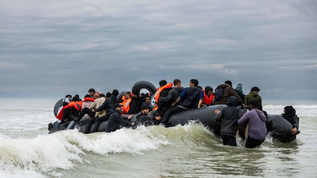 Das Ziel ist Großbritannien: Migranten besteigen in Frankreich ein Schlauchboot