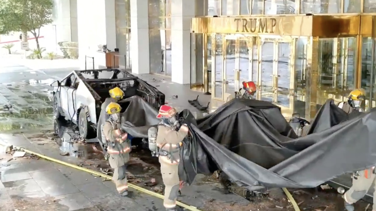 Einsatzkräfte arbeiten vor dem Trump Hotel in Las Vegas, wo ein Tesla-Cybertruck am 2. Januar explodiert war.