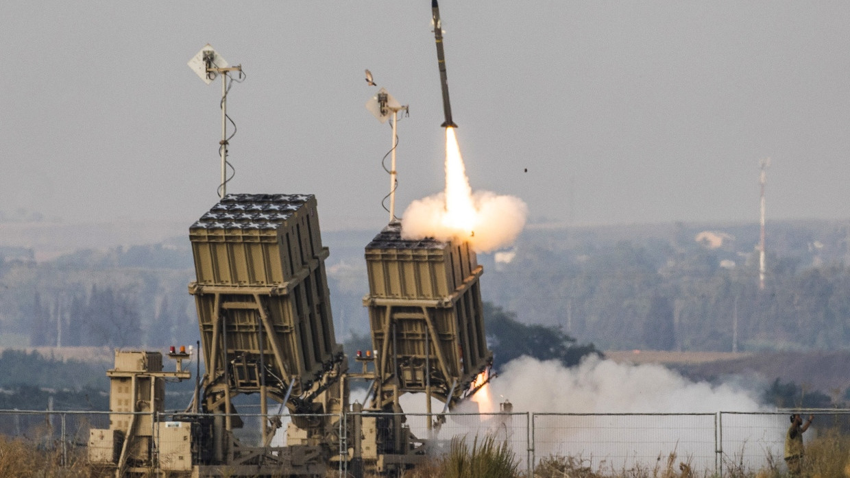 Das israelische Iron-Dome-Raketenabwehrsystem feuert eine Abfangrakete ab.