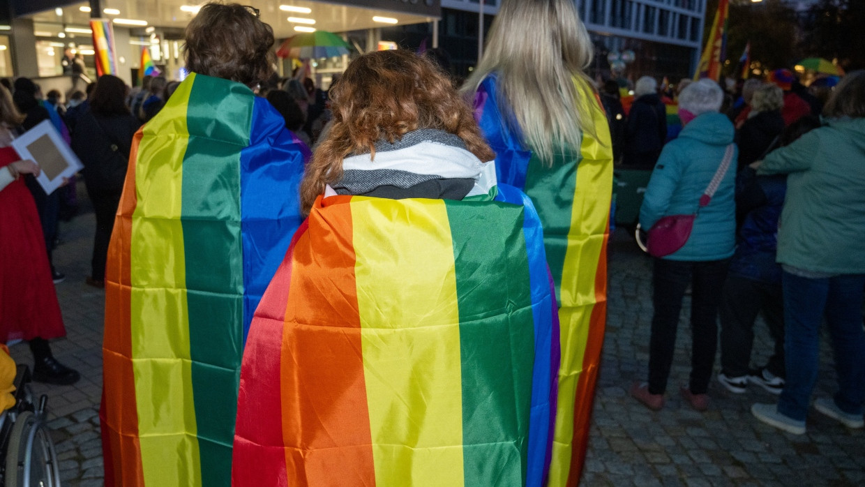 In Neubrandenburg demonstrierten im Oktober 1000 Menschen gegen den Beschluss der Stadt, das Hissen der Regenbogenflagge am Bahnhof zu verbieten.