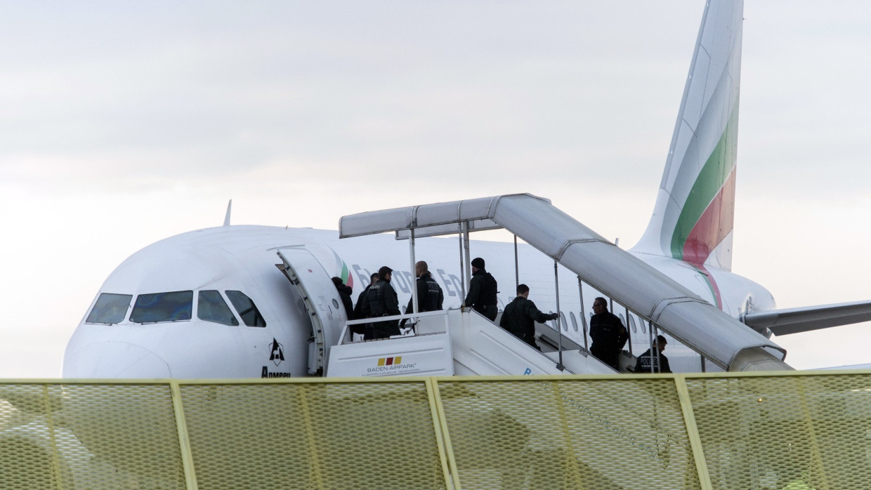 Abgelehnte Asylbewerber steigen im Rahmen einer Sammelabschiebung im Jahr 2014 in ein Flugzeug