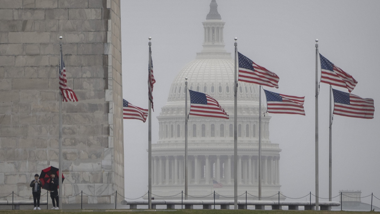 In Washington weht nun ein anderer Wind: US-Fahnen vor dem Kapitol (Symbolbild)