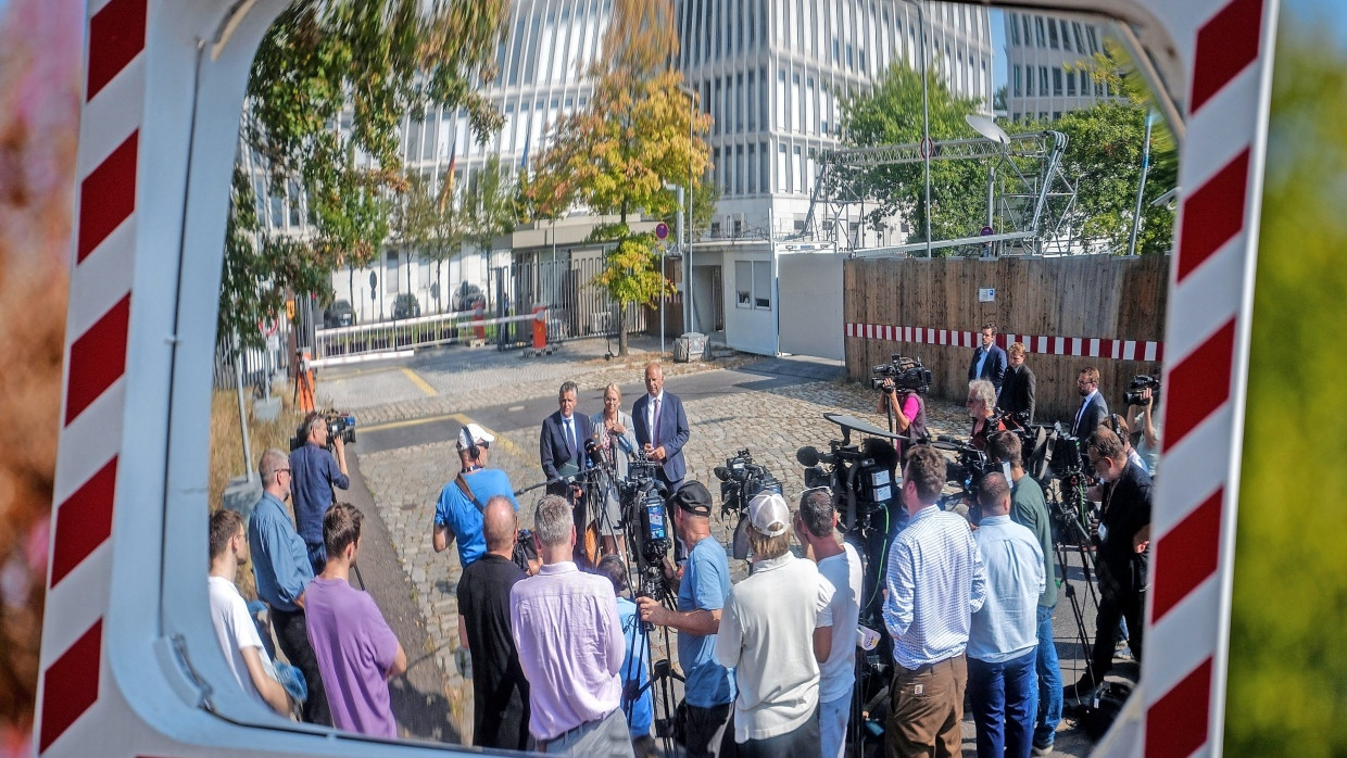 Vorsichtig optimistisch: Die Unionspolitiker Frei, Lindholz und Poseck nach dem Treffen am Dienstag in Berlin