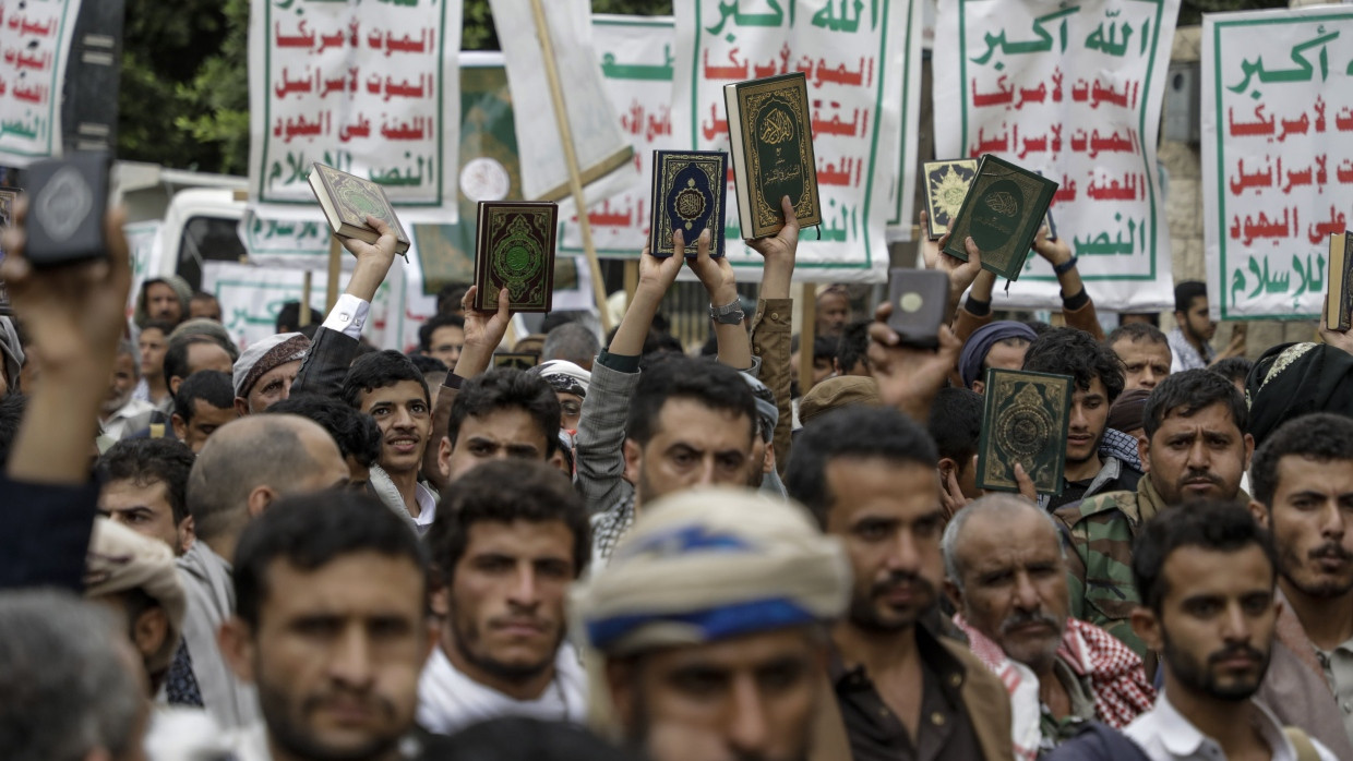 Gläubige Muslime protestieren am 24. Juli in Sanaa im Jemen gegen die Verbrennung des Koran in Stockholm