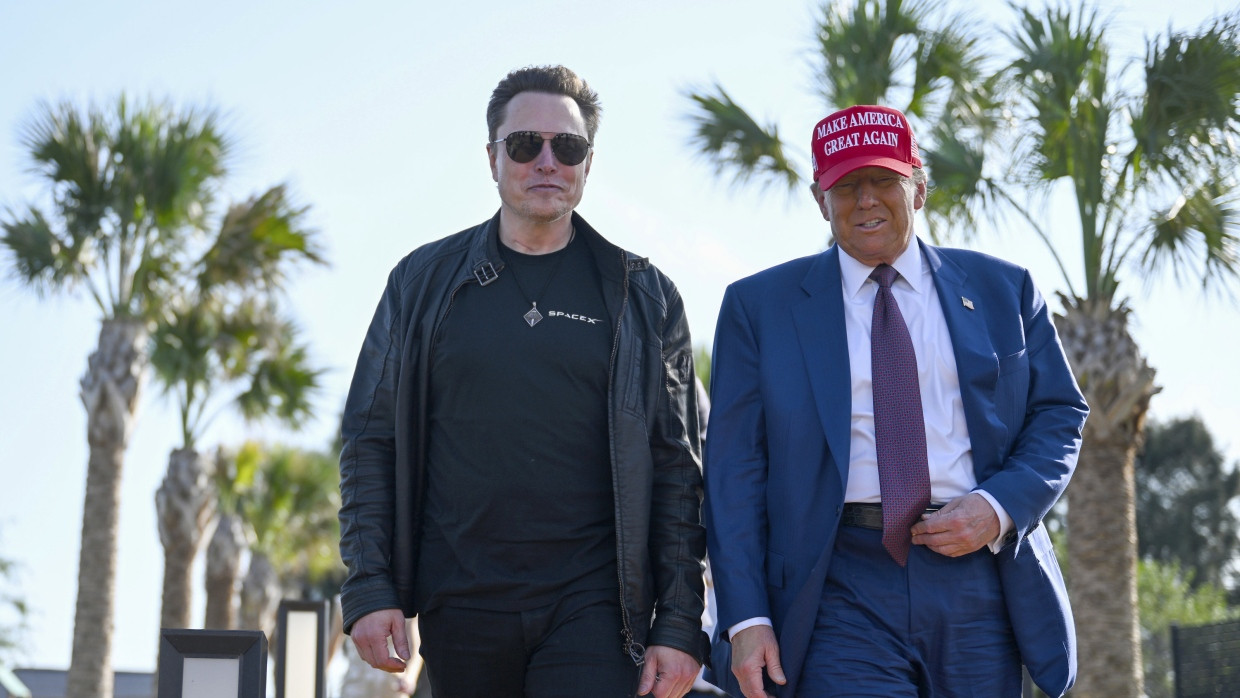 Der designierte US-Präsident Donald Trump (r) und der Mann, der es offenbar auch gerne wäre: Elon Musk (l).