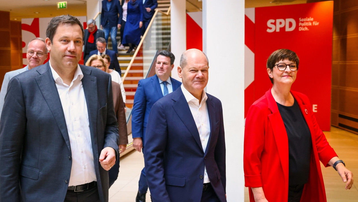 Die SPD-Vorsitzenden Lars Klingbeil und Saskia Esken mit Bundeskanzler Olaf Scholz (SPD) in ihrer Mitte am Sonntag in Berlin