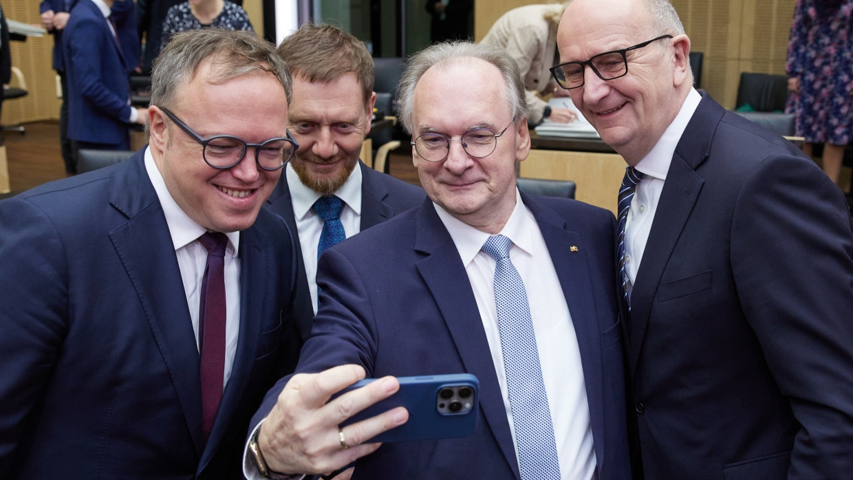 Premiere im Bundesrat: Der Neuling Voigt (Thüringen) neben den alten Hasen Kretschmer (Sachsen), Haseloff (Sachsen-Anhalt) und Woidke (Brandenburg)