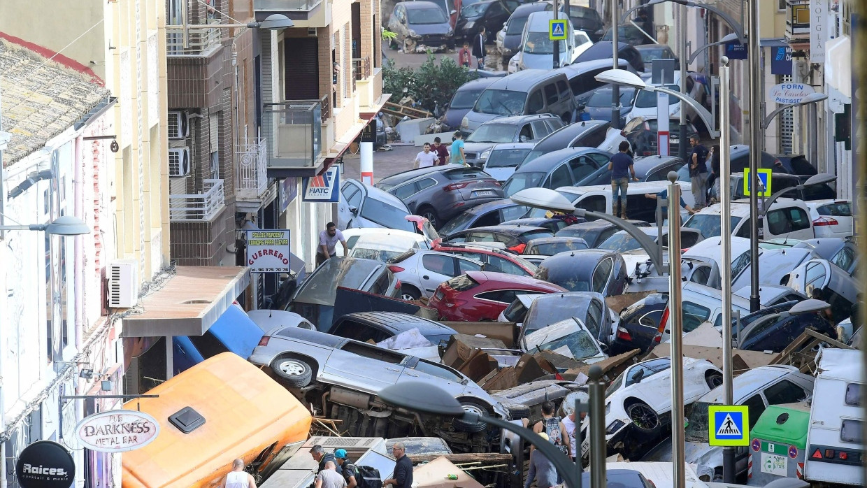 Dutzende kaputte Autos liegen am 30.10.2024 in den Straßen von Sedavi, südlich von Valencia.