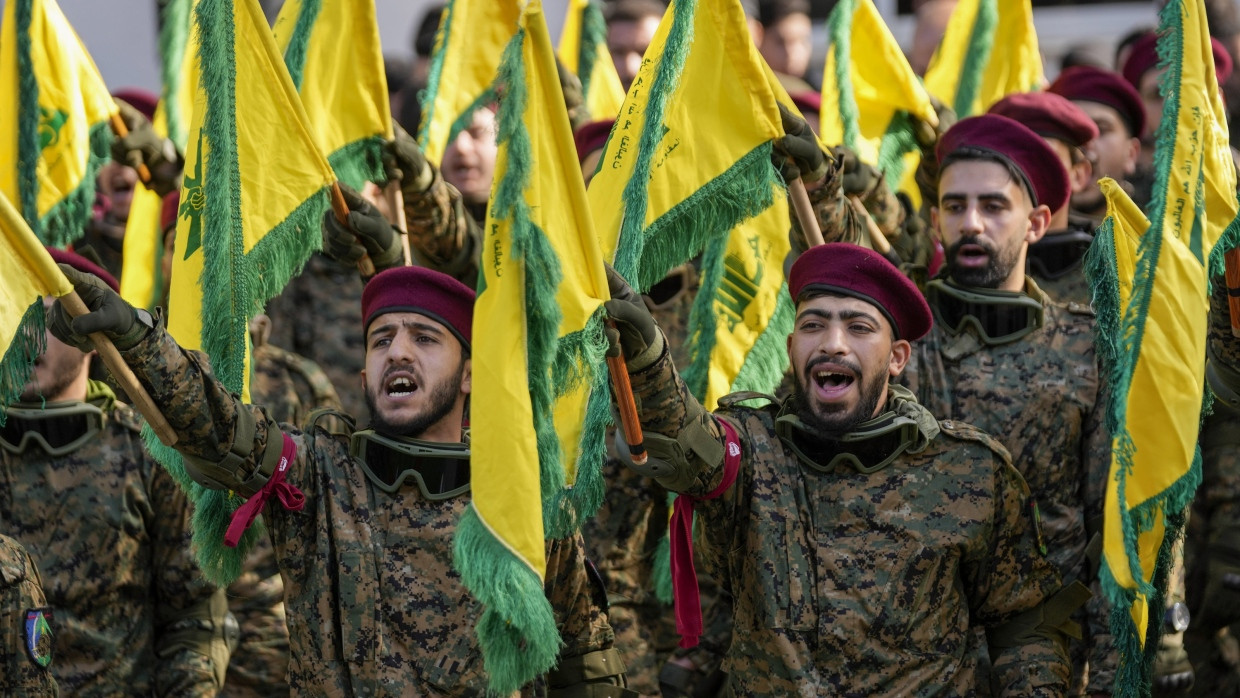 Hizbullah-Kämpfer bei der Beerdigung eines hochrangigen Hizbullah-Kommandeurs (Archivbild).