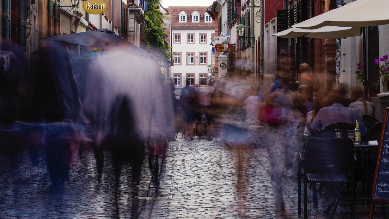 Menschen laufen durch die Heidelberger Altstadt. (Archivbild)