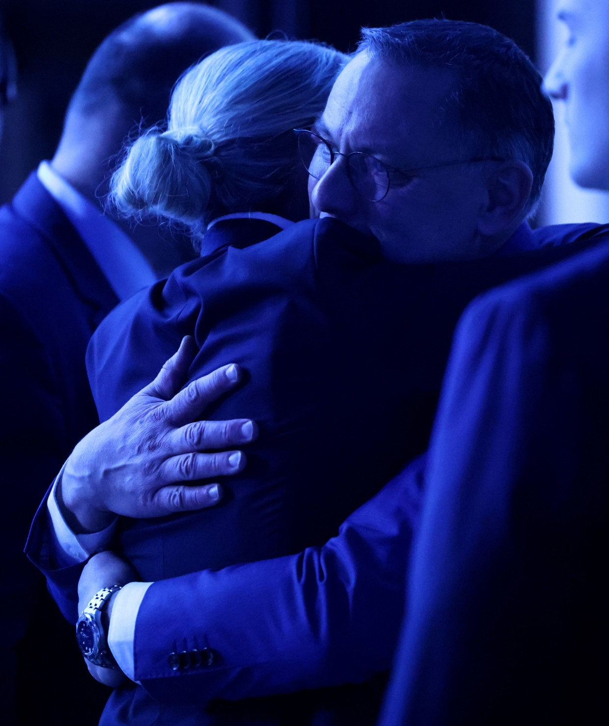 Die beiden AfD-Vorsitzenden Alice Weidel und Tino Chrupalla umarmen sich.