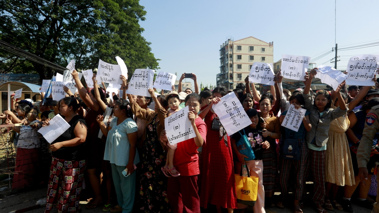 Angehörige von Gefangenen demonstrieren in Yangon