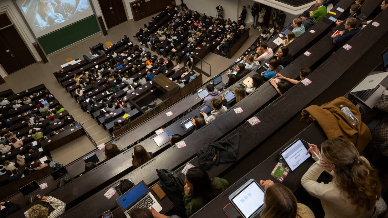 Exzellenz-Universität: Studierende nehmen an der Einführungsveranstaltung im Audimax der Ludwig-Maximilians-Universität (LMU) teil.