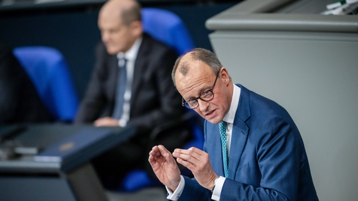 Oppositionsführer Friedrich Merz (CDU) spricht vor Bundeskanzler Olaf Scholz (SPD) am 13.12.23.