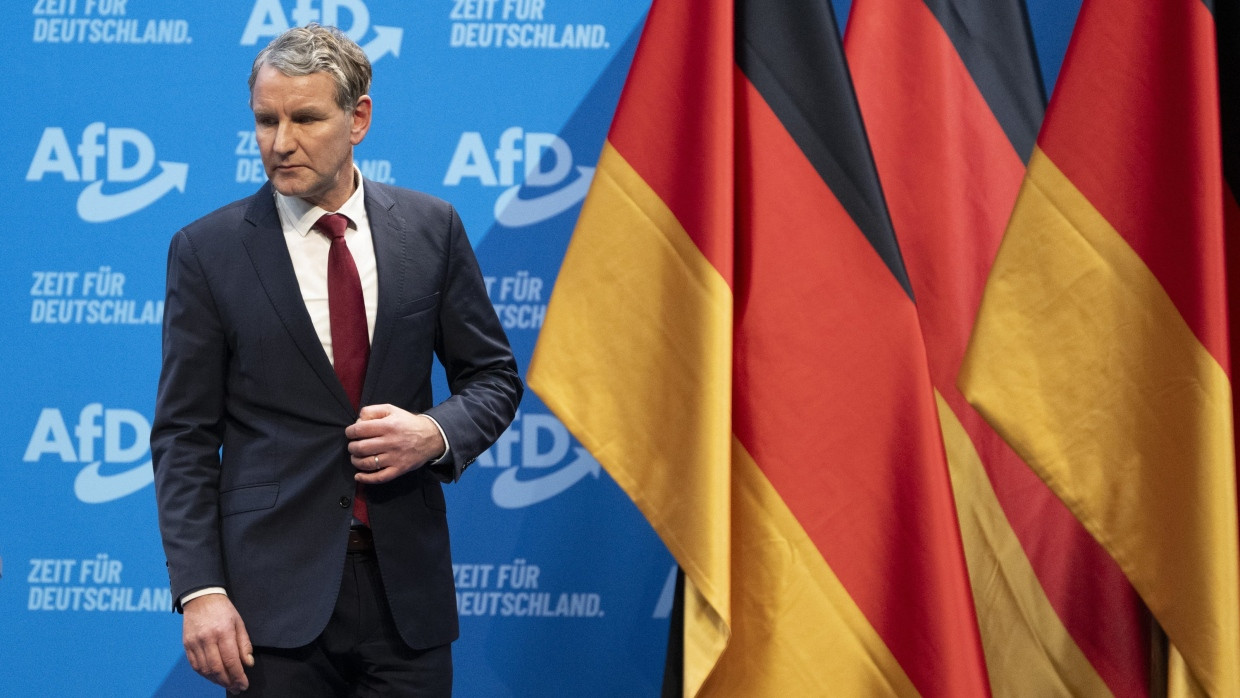 Björn Höcke (AfD), Fraktionsvorsitzender in Thüringen, steht auf dem Bundesparteitag seiner Partei im Januar in auf der Bühne.