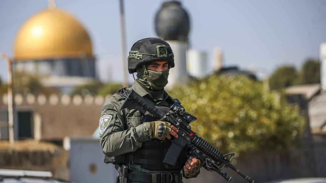 Ein israelischer Soldat hält vor dem Freitagsgebet in der Nähe der Al-Aqsa-Moschee in Jerusalem Wache. (Archivbild)