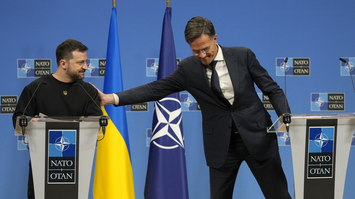 Belgien, Brüssel: NATO-Generalsekretär Mark Rutte (r) und der ukrainische Präsident Wolodymyr Selenskyjnehmen an einer Pressekonferenz während eines Treffens der NATO-Verteidigungsminister im NATO-Hauptquartier in Brüssel im Oktober teil.