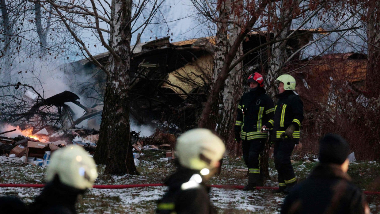 Einsatzkräfte am Unglücksort in der Nähe des Flughafens Vilnius.