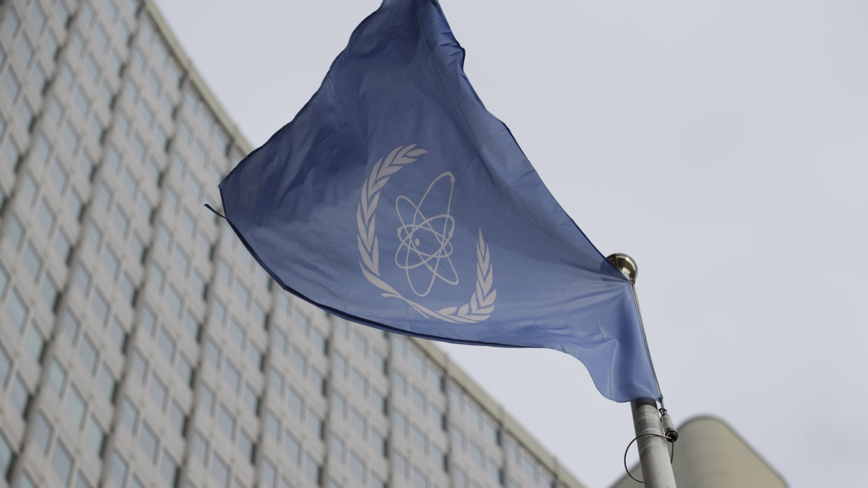 Die Flagge der IAEA weht vor dem Sitz der Organisation in Wien.